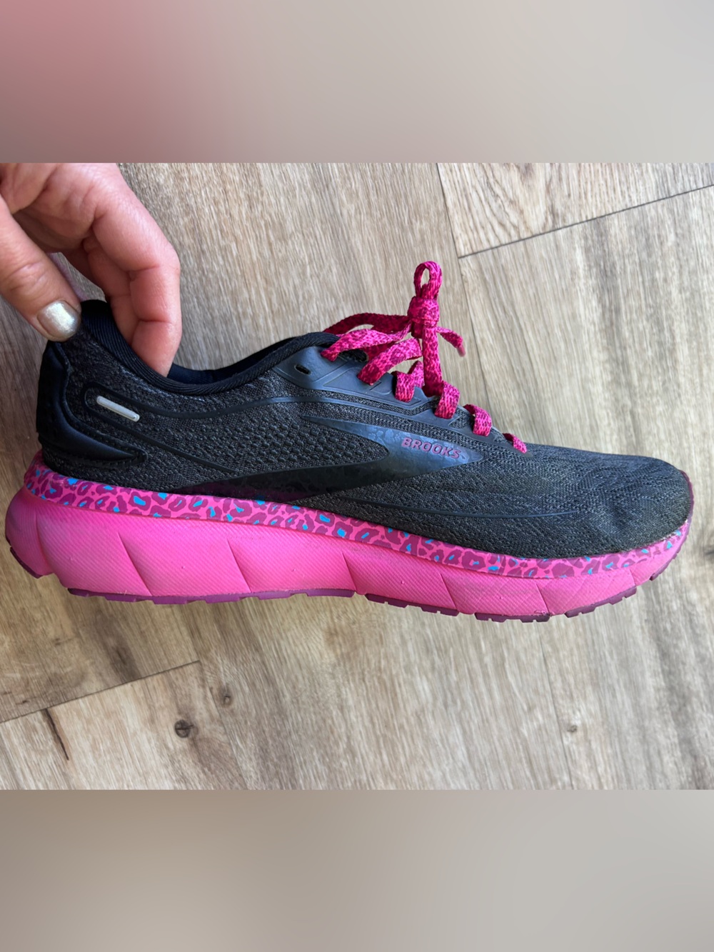 Brooks Trace 2 running shoes in Magenta/Black/Ebony, size 10 - Picture 6 of 10